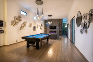 Massive Jacuzzi - 6 Bedroom with Private Bathroom - 1 block from LLeras P11