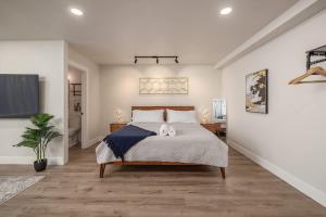 Modern downtown suite king bed