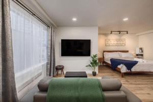 Modern downtown suite king bed
