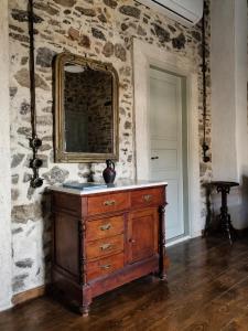Restored 1800s Traditional Maisonette with Castle View