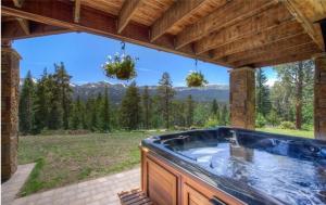 Rounds Retreat, Stunning Views and Close to Town