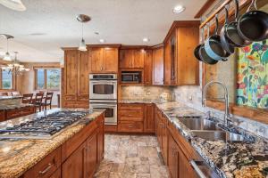 Rounds Retreat, Stunning Views and Close to Town