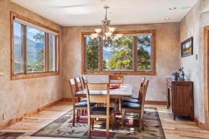 Rounds Retreat, Stunning Views and Close to Town