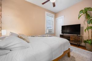 Spacious & Stylish 2BR Apartment Near Manhattan