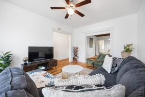 Spacious & Stylish 2BR Apartment Near Manhattan