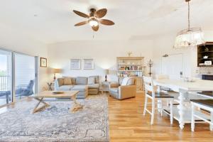 Intracoastal Views Condo 3 min walk to beach!