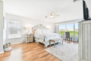 Intracoastal Views Condo 3 min walk to beach!