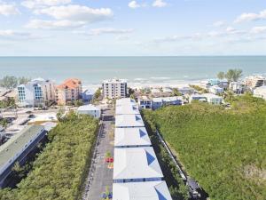 Intracoastal Views Condo 3 min walk to beach!
