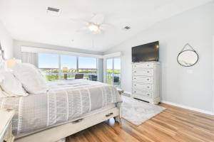 Intracoastal Views Condo 3 min walk to beach!
