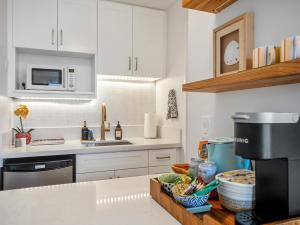 Brooks Beach Vacations Wyndham 4 Star Resort 1805 Waikiki
