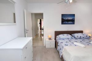 Charming 2-Bedroom Apartment with Stunning Views in Okrug Gornji