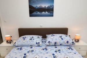 Charming 2-Bedroom Apartment with Stunning Views in Okrug Gornji