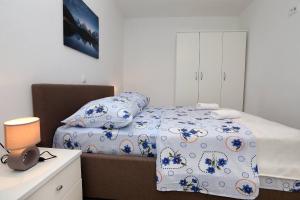 Charming 2-Bedroom Apartment with Stunning Views in Okrug Gornji