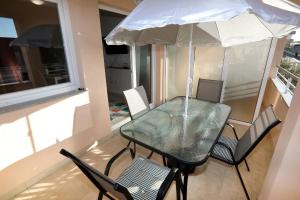 Charming 2-Bedroom Apartment with Stunning Views in Okrug Gornji