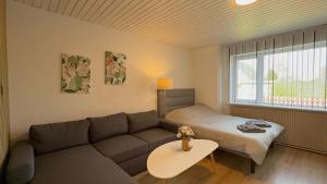 Pet-Friendly 2-Room Ground Floor Stay with Fenced Garden near Femern
