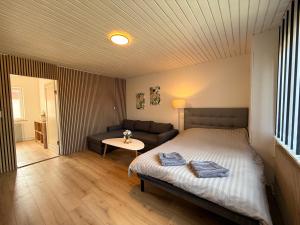 Pet-Friendly 2-Room Ground Floor Stay with Fenced Garden near Femern