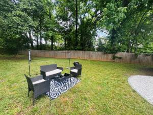 Charming and renovated home close to airport and uptown