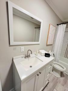 Charming and renovated home close to airport and uptown