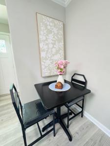 Charming and renovated home close to airport and uptown