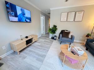 Charming and renovated home close to airport and uptown