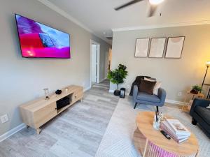 Charming and renovated home close to airport and uptown