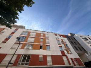Appartement entier avec Parking inclus à Paris Massy à proximité immédiate du RER B et C et Gare TGV & Bus Orly aéroport et T12