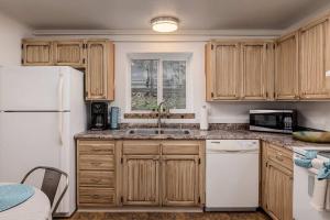 On the Creek Anchorage 2BR Hideaway Condo