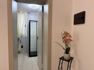 HOST4U - Dimora degli Ulivi, New Apartment with Two Bedrooms, Terrace and Parking, 10 minutes from the beach