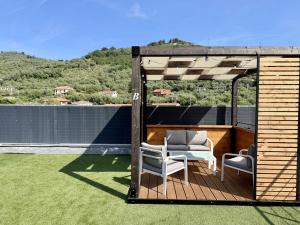 HOST4U - Dimora degli Ulivi, New Apartment with Two Bedrooms, Terrace and Parking, 10 minutes from the beach