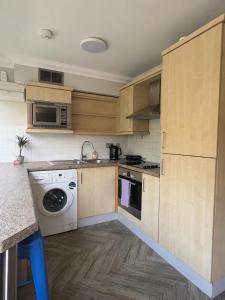 Bright Fitzrovia Studio Nr Oxford St Sleeps 4 W1T