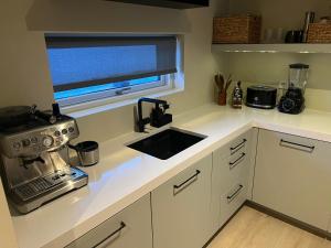 Modern Apt near KEF Airport Quiet Area