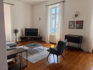 HOST4U - Luxury Beautiful Two Bedrooms Apartment front Beaches in Imperia, Casa Catalina