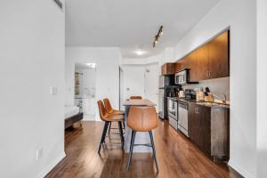 StayToronto - Urban 1BR Plus Den Suite - Sleeps 6