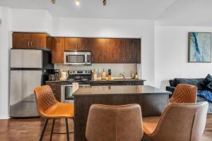 StayToronto - Urban 1BR Plus Den Suite - Sleeps 6