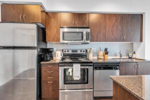 StayToronto - Urban 1BR Plus Den Suite - Sleeps 6