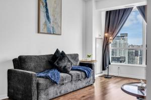 StayToronto - Urban 1BR Plus Den Suite - Sleeps 6