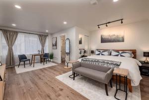 Stylish Downtown Anchorage Stay- King Bed plus Kitchen