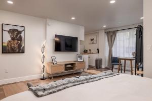 Stylish Downtown Anchorage Stay- King Bed plus Kitchen