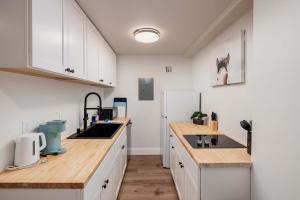 Stylish Downtown Anchorage Stay- King Bed plus Kitchen