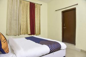 SPOT ON 76453 Hotel Golden Star 2