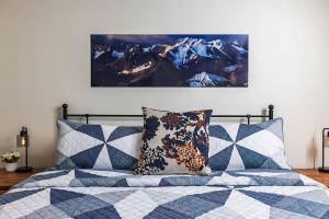 King Bed Studio-Downtown Getaway