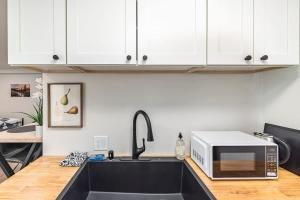 King Bed Studio-Downtown Getaway