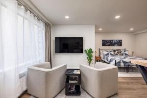 King Bed Studio-Downtown Getaway