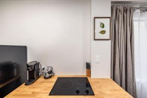 King Bed Studio-Downtown Getaway