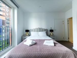 Stylish Riverside Duplex w Balcony - Pass the Keys