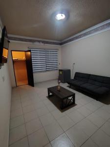 Acogedora habitacion independiente con sala de estar y baño privado