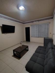 Acogedora habitacion independiente con sala de estar y baño privado