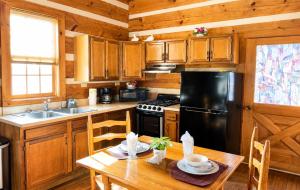 Bearfoot Bungalow- Tiny Cabin Getaway