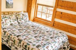 Bearfoot Bungalow- Tiny Cabin Getaway
