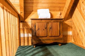 Bearfoot Bungalow- Tiny Cabin Getaway